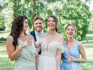 Couple de mariés souriant pendant le cocktail photographié par une photographe de mariage à Caen en Normandie