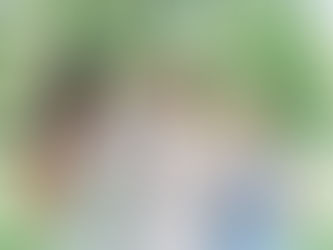 Couple de mariés souriant pendant le cocktail photographié par une photographe de mariage à Caen en Normandie