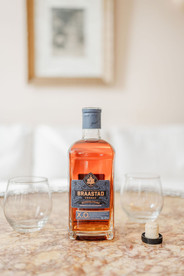 plan serre sur une bouteillle de cognac