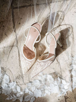 Chaussures de mariée posées sur un voile, détail élégant, photographie de mariage fine art