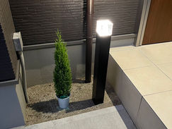 庭園灯の取付を行いました。