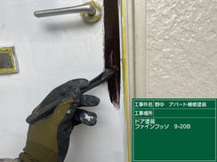 野中アパートで、玄関ドアの塗装を行いました。