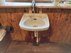 西区で手洗い器給水管交換工事を行いました。