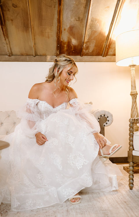 Ohio Wedding Venue. bride getting ready in bridal suite
