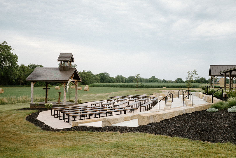 wedding ceremony area at Circleville Ohio wedding venue