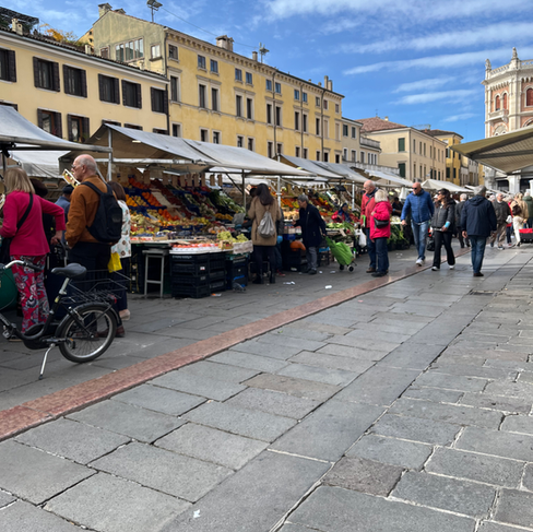 שוק איכרים בעיר פאדובה שבאיטליה