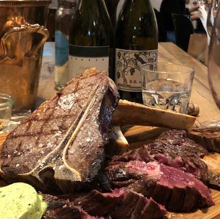 Das Lotti ist ein Grillrestaurant mit Schweizer Fleisch und Special Cuts. Flank, Spider, und mehr. Hier auf dem Tisch ein T-Bone, Rib Eye und Entrecote. Dazu Schweizer Wein ein Merlot aus dem Tessin und ein Pinot Noir genannt Blauburgunder vom Zürichsee.
