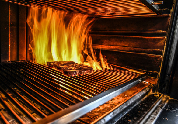 Der Grill im Restaurant Lotti. Das Lotti ist ein Grillrestaurant mit Schweizer Fleisch und Special Cuts. Flank, Spider, und mehr. Hier auf dem Grill ein Rib Eye und Entrecote.