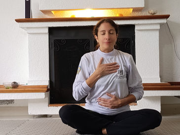 La respiración ocupa un lugar central en el yoga ancestral. Descubre qué decían Patañjali, la Haṭha Yoga Pradīpikā y otros textos sobre la relación entre respiración y mente, y qué podemos afirmar actualmente desde la fisiología y la neurociencia sin confundir la tradición espiritual con la evidencia científica.