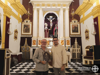 Juan José Castiñeiras Bustillo recibió las cubiertas del XLIII Pregón de la Santa Cruz