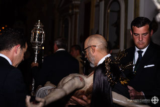 Jesús Posada y Mariano Domínguez llevaron al Santísimo Cristo a su altar del Domingo de Pasión