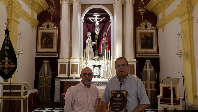 La Hermandad hizo entrega al XL pregonero de la Cruz de las cubiertas para su pregón