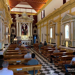 Los hermanos de la Vera†Cruz rezaron el Santo Rosario a las plantas de la Señora del Mayor Dolor