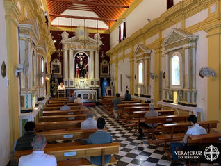 Los hermanos de la Vera†Cruz rezaron el Santo Rosario a las plantas de la Señora del Mayor Dolor