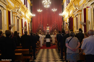 Las Hermandades de San Fernando rezaron las vísperas ante el Santo Lignum Crucis con motivo de la Exaltación de la Santa Cruz