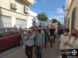 Los jóvenes de la Hermandad acompañaron a los símbolos de la JMJ a su paso por San Fernando