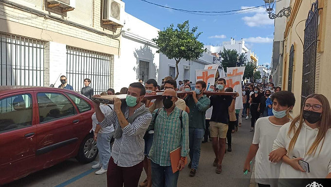 Los jóvenes de la Hermandad acompañaron a los símbolos de la JMJ a su paso por San Fernando