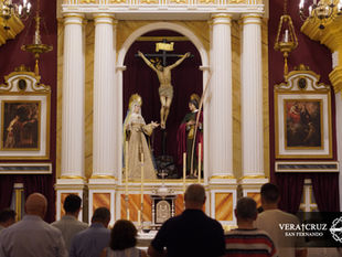 José Fernández Mora recibió las cubiertas del XLIV Pregón de la Santa Cruz