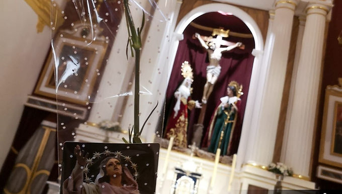 La Hermandad del Rosario ofreció un clavel a SDM y Nuestros Titulares el pasado 7 de octubre