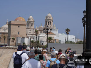 La Parroquia del Santo Cristo peregrinó a la Santa Iglesia Catedral de Cádiz junto al Santo Lignum Crucis