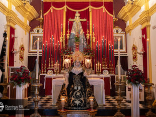 La Señora del Mayor Dolor a los pies del presbiterio con motivo de los Dolores de Nuestra Señora