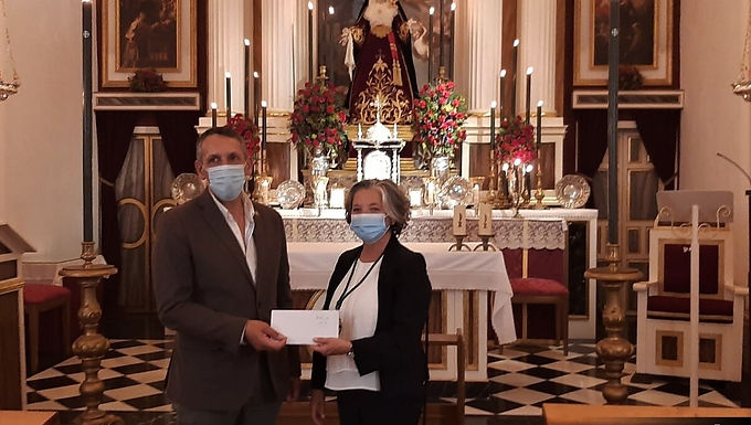 La Hermandad hizo entrega a Cáritas Parroquial de los donativos para material escolar