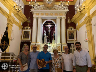 Jesús Devesa Molina recibió las cubiertas para su pregón de Exaltación de la Santa Cruz