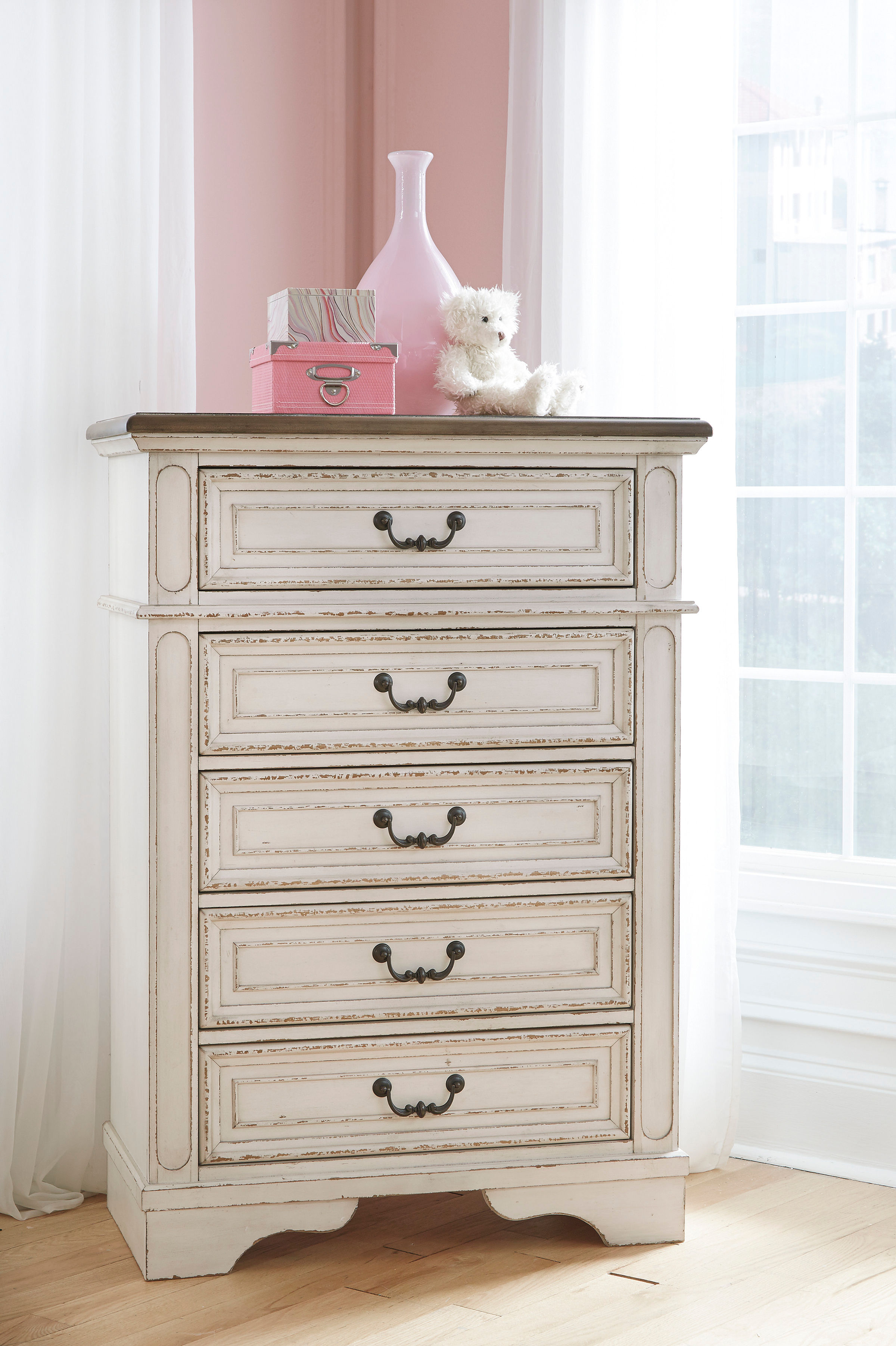 Realyn Antique White Youth Chest