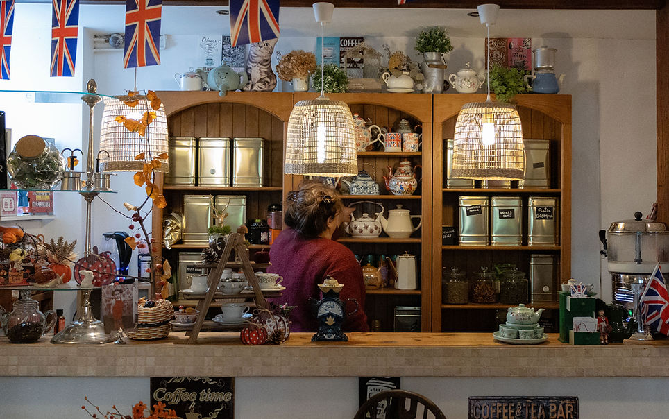 L'histoire du salon Flora Tea Club Créatrice d'un concept de salon de thé anglais immersif à Chatou dans les Yvelines où vous êtes plongez dans un univers "So British" rappelant la campagne anglaise des Cotswolds, Annabelle vous conseille sur les accords de thé et de pâtisseries et vous apprend à bien préparer votre thé lors des ateliers thématiques autour de cette boisson. Pâtisseries de saison préparées par Madame H et Amalys. L'été bénéficiez du calme du jardin exotique où vous croiserez peut les mascottes du salon de thé : Duchesse, Réglisse et Renoir.