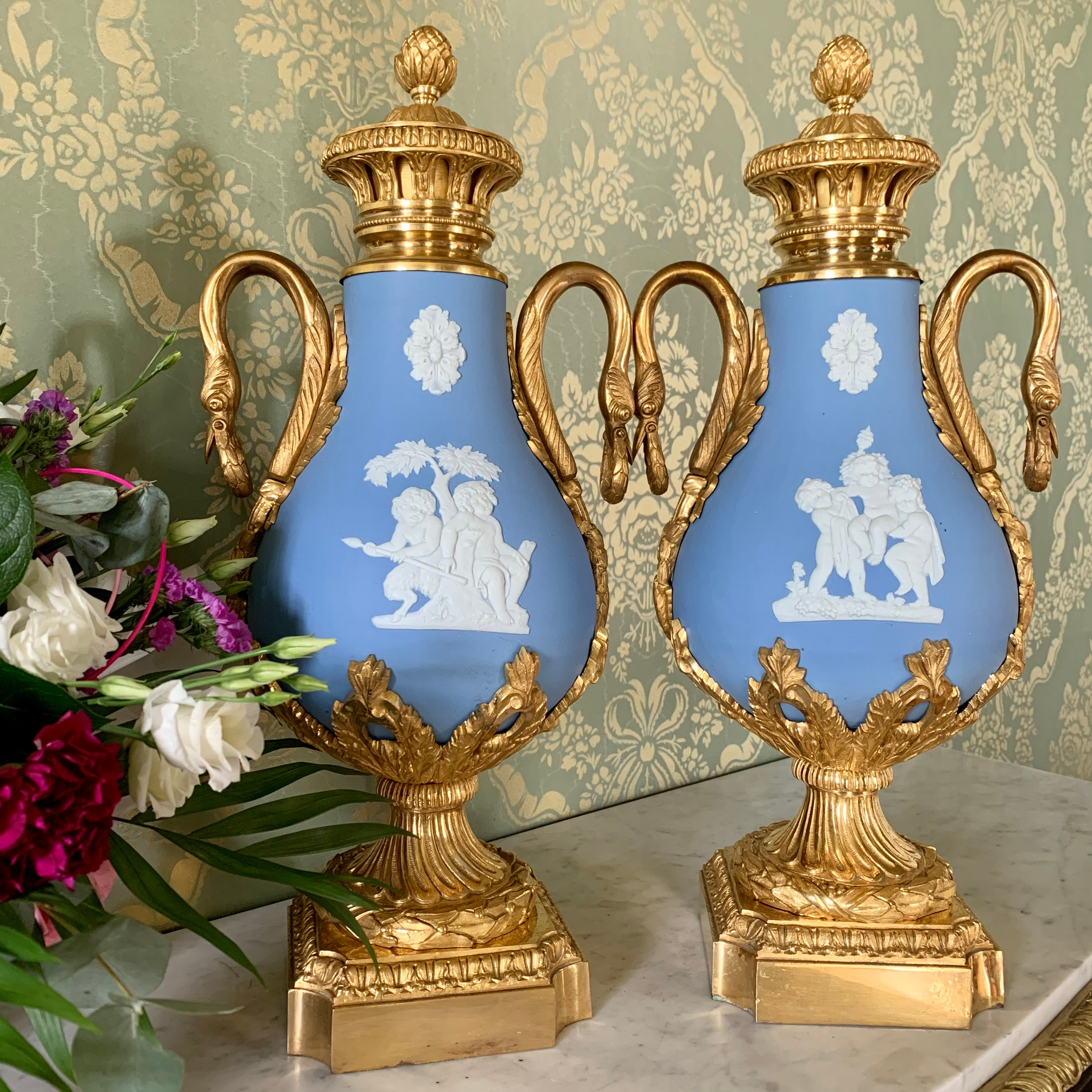 Paire De Vases Balustres ou Pots Couverts en Biscuit - XIXème Siècle