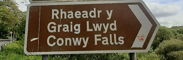 Llun - capsiwn - Cyngor Sir Conwy sy'n gyfrifol am yr arwydd hwn. Oherwydd yr enw Saesneg