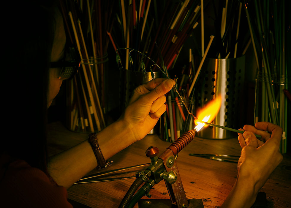 תמונה של ידיים עובדות עם מבער בסטודיו