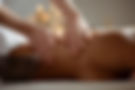Frau erhält eine entspannende Rückenmassage