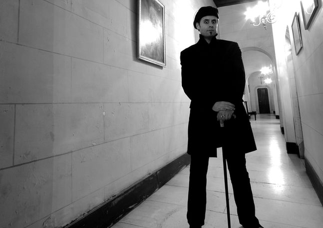 Erick Fearson posant debout avec une canne au milieu d'un long couloir illuminé pour l'agence Impulsion