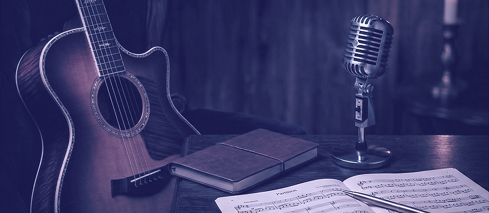 Bannière de la page spectacle Blue Note de Maria Déssart avec une guitare, un micro rétro et des partitions aux tons bleutés pour l'agence Impulsion