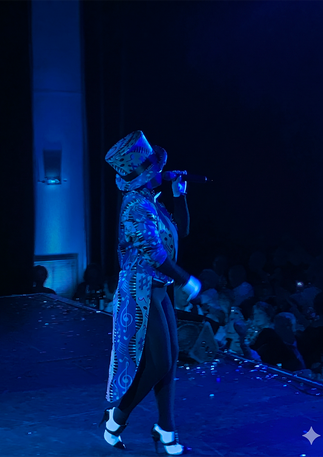 Maria Déssart debout en silhouette de profil sur scène pour la galerie French Touch de l'agence Impulsion