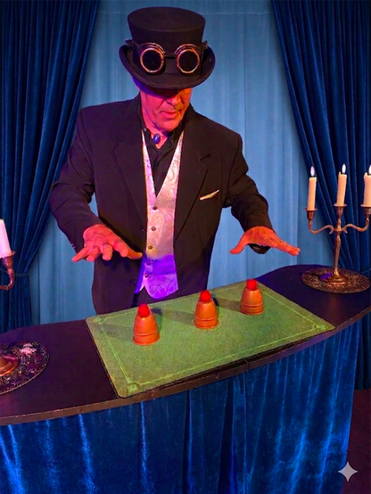 Le magicien du Micro Magic Club réalisant un tour de close-up avec des gobelets sur scène pour l'agence Impulsion.