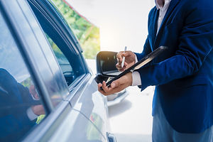 車を点検するスーツ姿の男性