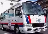 スクールバスは赤と青のラインが目印