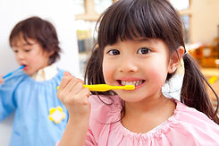歯磨きをしている女の子と男の子二人