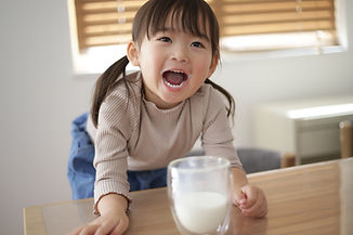 牛乳を飲む女の子