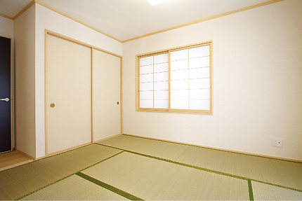 ふすまや障子の張替から内装工事まで幅広く対応しております。
