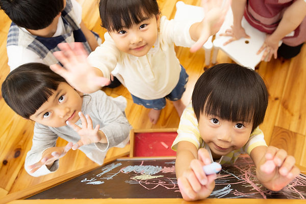チョークでお絵描きする子どもたち