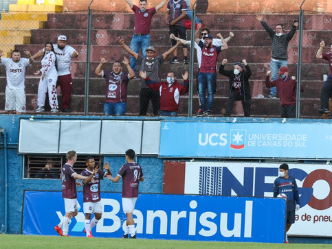 Torcida comemora vitória no Centenário e Caxias abre boa vantagem