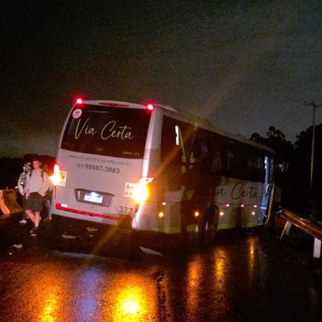 Susto na estrada: micro-ônibus com delegação de time da Terceirona Gaúcha sofre acidente após jogo em Rio Grande
