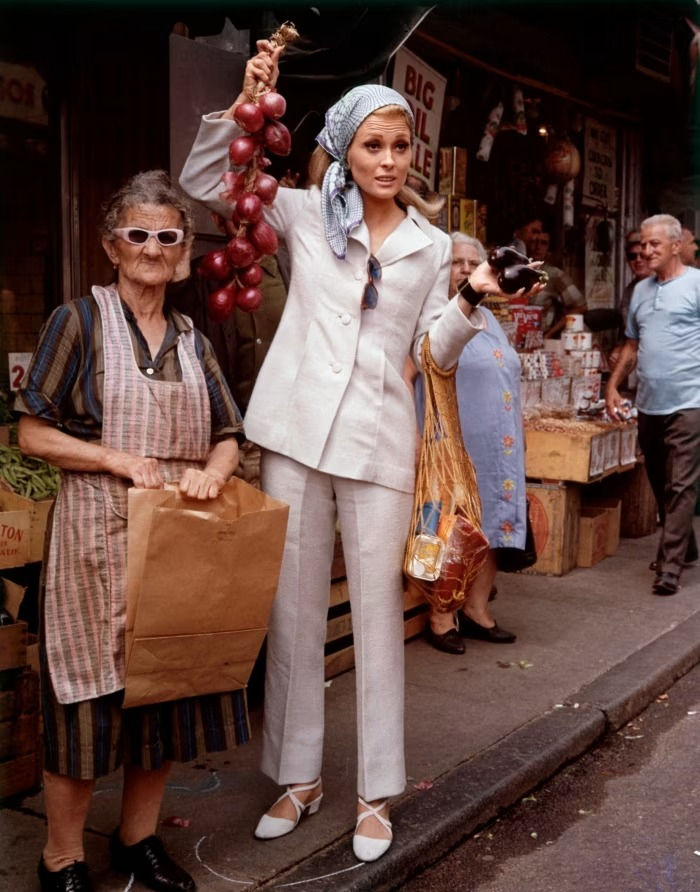 Faye Dunaway holding a bunch of onions at Boston’s North End Greenmarket in 1968, sporting cropped trousers, a three-button jacket and light-blue headscarf.
