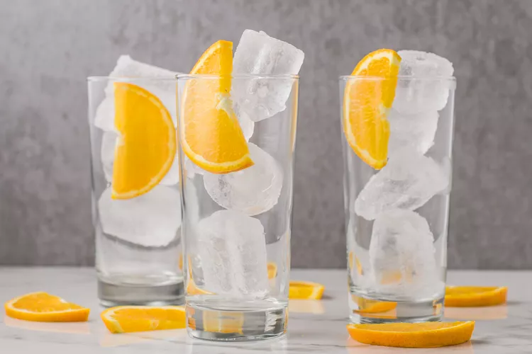 _aperol-spritz-cocktail-recipe-759259-02-5bc4ec4c4cedfd00263624ff.webp