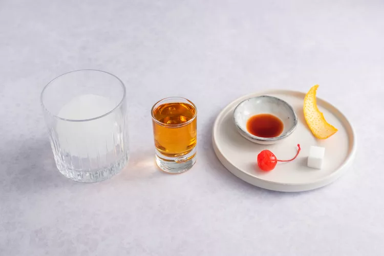 old-fashioned-cocktail-recipe-and-history-759328-step-01-466e0b5ffbef41108a698fadf202f17b.