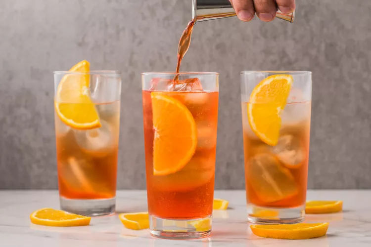 _aperol-spritz-cocktail-recipe-759259-03-5bc4ec90c9e77c005297da48.webp