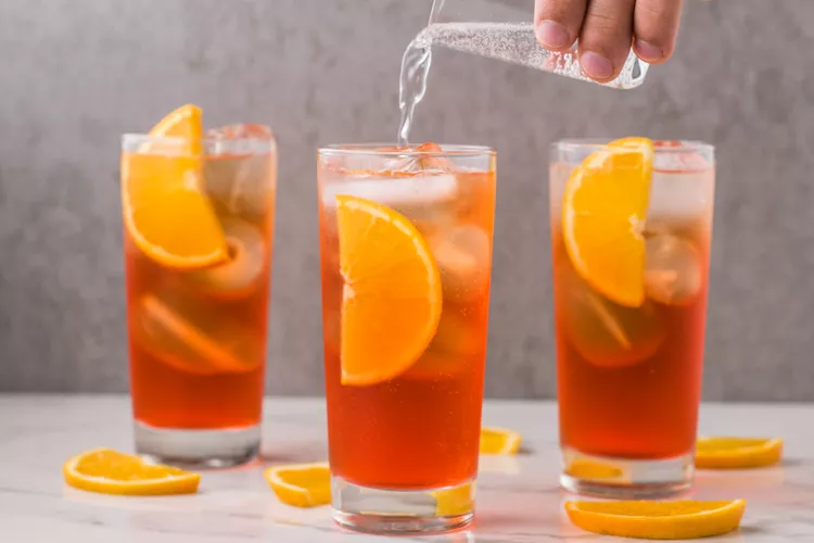 _aperol-spritz-cocktail-recipe-759259-04-5bc4ecf7c9e77c0051f8cd7e.webp